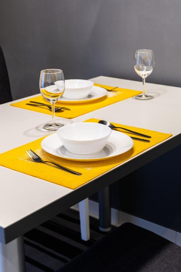 נובי סאד Black & Yellow Centrally Located Studio מראה חיצוני תמונה